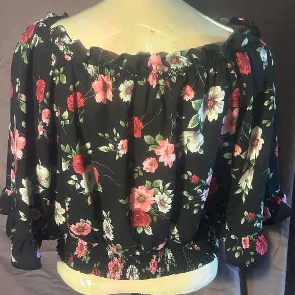 Chic Floral Off-Shoulder Blouse - Picture 3 of 4
